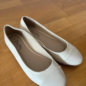 Ballerina skor - Säljer helt nya ballerina skor då dem va för små tyvärr.. pris kan diskuteras!!