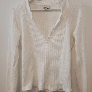 Långarmad tröja - Snygg långarmad tröja. Köpt här på Plick! Säljer då den inte passar!💞