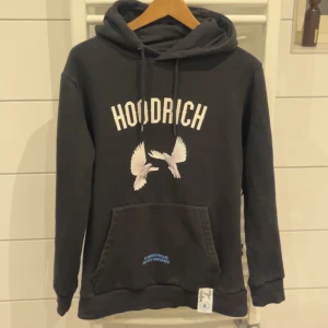 Hoodrich tröja - Tjena, säljer nu denna riktigt feta och snygga Hoodrich hoodien, hoodien är i 9/10 skick och har nästan aldrig kommit till användning, har inga hål eller slitningar mm. Hör av dig om du har frågor är i storlek XS🤩💯