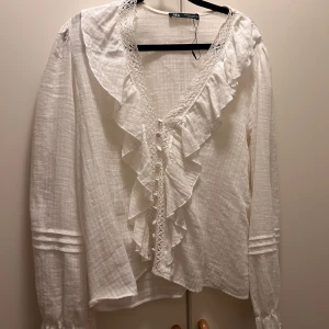 Blus Zara - Säljer denna vita blusen från Zara, liten fläck men kan säkert tas bort om man vill köpa. Storlek M