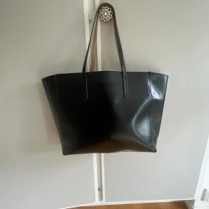 Väska  - Jättefin väska som är i perfekt storlek då den inte är för stor men inte för liten heller. Den är rymlig då både böcker och dator får plats i. Inga defekter. Vet tyvärr inte vart den är ifrån 