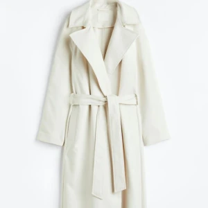 Kappa H&M - Oanvänd kappa från H&M. Storlek S men lite oversize i storlek och kan passa M