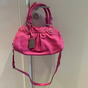 Marc Jacobs väska  - Vinted Marc Jacobs väska som är fri från defekter. Väldigt unikt fint rosa färg. Skriv för frågor eller annat🩷Nypris är runt 8 tusen