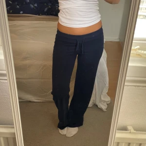Marinblå lågmidjade mjukisbyxor  - Mjukisbyxor i storlek S, från gina tricot, sitter jättebra och jättefin färg