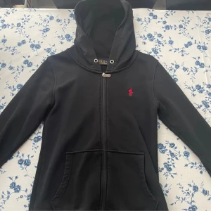 Ralph luren  - Fin zip upp strolek s men sitter väldigt tajt så skulle säga XS 