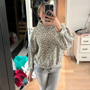 Leopard hoodie  - Trendig Leopard mönstrad hoodie. Storlek s,   Väll änvänd.