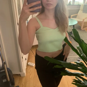Grön topp - Grön topp ifrån Zara i storlek S. Bra skick💚🍀