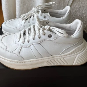 Bottega Venetta skor  - Snygga och unika Bottega Venetta skor i skinn! Sparsamt använda så dom är i väldigt bra skick. 😍 Stolek 38!  Skriv vid intresse eller frågor.  Kvitto och box finns! 