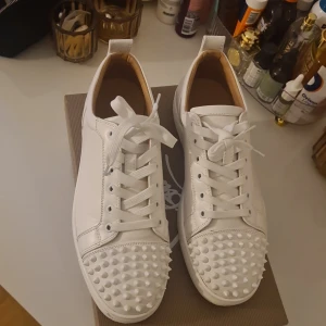 Christian louboutin - 8/10 skick anvönda 2 gånger så sulan är lite smutsig men det blir den oavsett. Storlek 43. Men 44 funkar bra. 