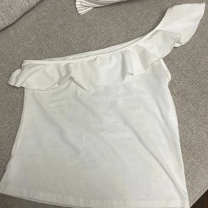 Topp med volang - Säljer en tröja från Zara då den är för stor, skulle säga att den passar från S-M eftersom den är stretchig av sig. Inga defekter bara att lappen är avklippt(inget som syns)
