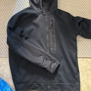 Nike Tech hybrid jacka - Den är i strlk L Använd ett fåtal gånger  Nypris 1400  