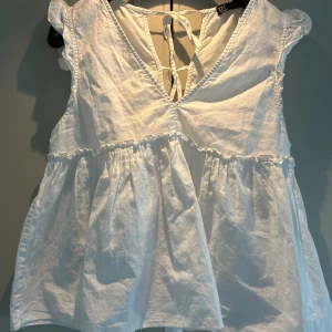 vit topp från zara - Jättesöt topp från zara, säljer då den är för liten för mig tyvärr!