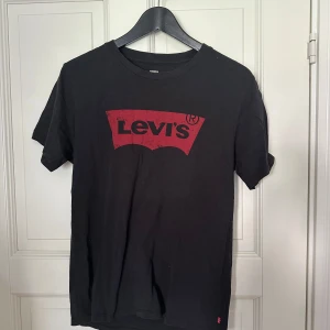 Levis T-shirt - Svart t-shirt från Levis i den klassiska loggan. Storlek S. Använd enstaka gånger. Katt finns i hemmet.  Lappen på insidan med tvättråd är bort klippt. 