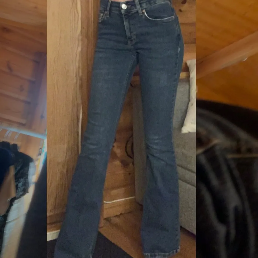 Jag säljer mina bootcut jeans med mid waist för att dem är lite för korta för mig, dem är nyköpta och bara andvända 2-3 gånger. Annars är dem i nyskick! Då dem kostade 499 i butik tänker jag sälja dem för 250, pris går att diskuteras🫶🏻. Jeans & Byxor.