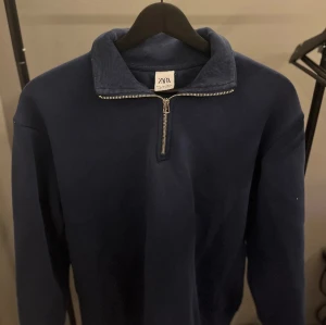 Zara Halfzip - En blå zara halfzip som passar stockholmstilen bra. 9/10 skick då den är använd men inga deflekter. Köpt för 479 kr. Pris kan diskuteras ✅