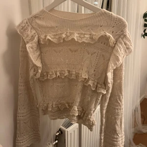 Stickad topp - Säljer den här stickade tröjan från zara som är slutsåld. Den har bra skick förutom att den har en jätte liten smink fläck men det är inget som märks mycket och den är normal i storleken 