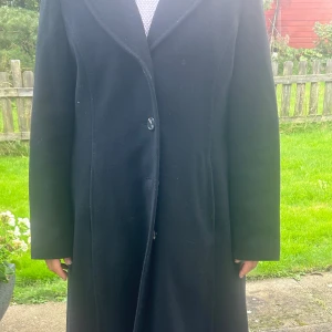 Äkta ullkappa från hattemarks - En klassisk svart kappa från hattemarks köpt för 1800kr.  