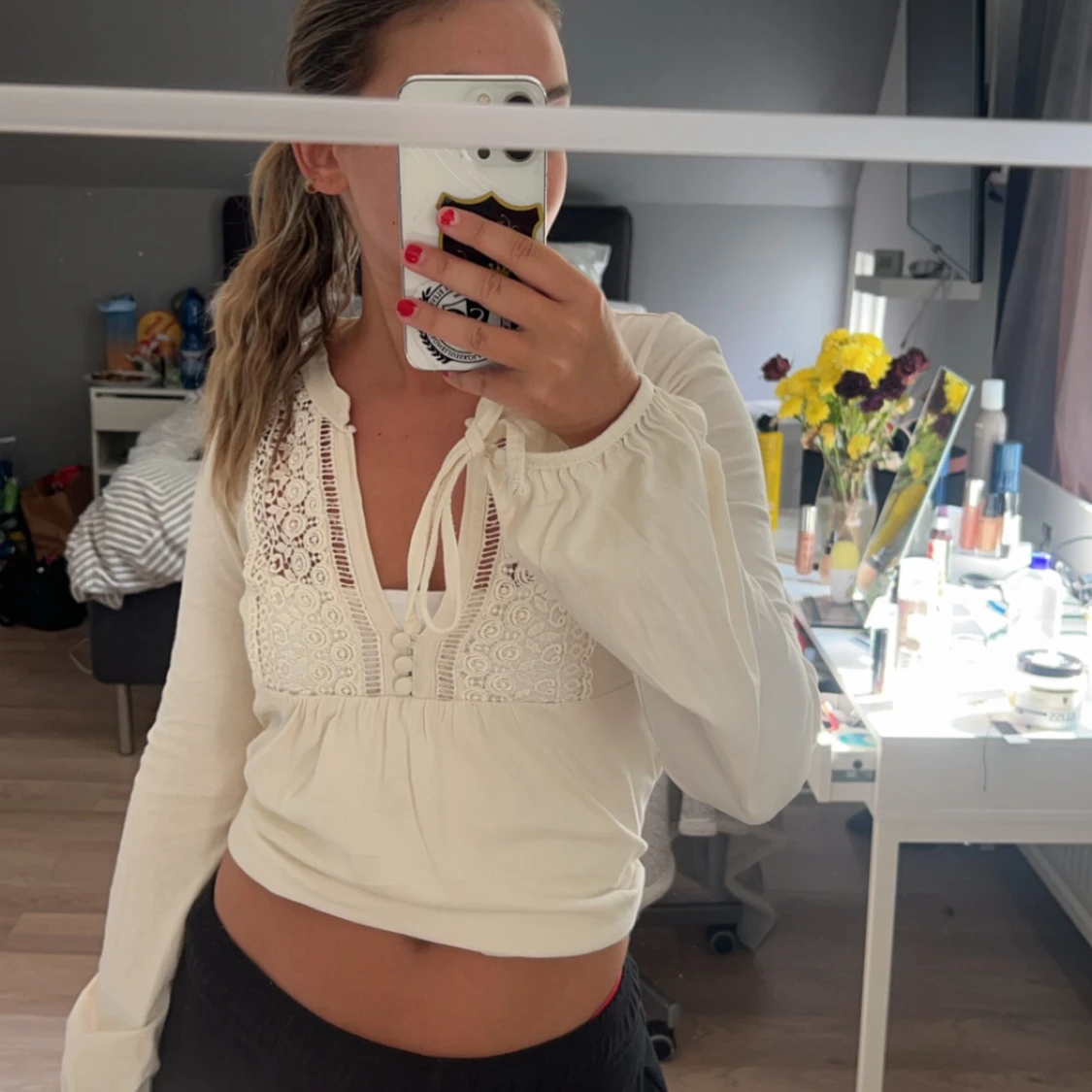 Vit blus med spetsdetaljer