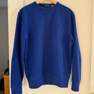 Ralph lauren crewneck - Väldigt fin blå Ralph lauren crewneck i strl S som är i princip ny. Nypris ca. 2500kr