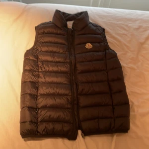 Svart moncler väst - Helt ny aldrig använd  Säljs då den till slut blev för liten Kan fraktas eller mötas upp Pris kan diskuteras