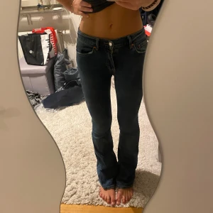 Lowwaist bootcut jeans Ginatricot - Säljer ett par lågmidjade bootcut jeans från Gina Tricot. De två sista bilderna visar modellen på jeansen. Den sista bilden är färgen på jeansen💓
