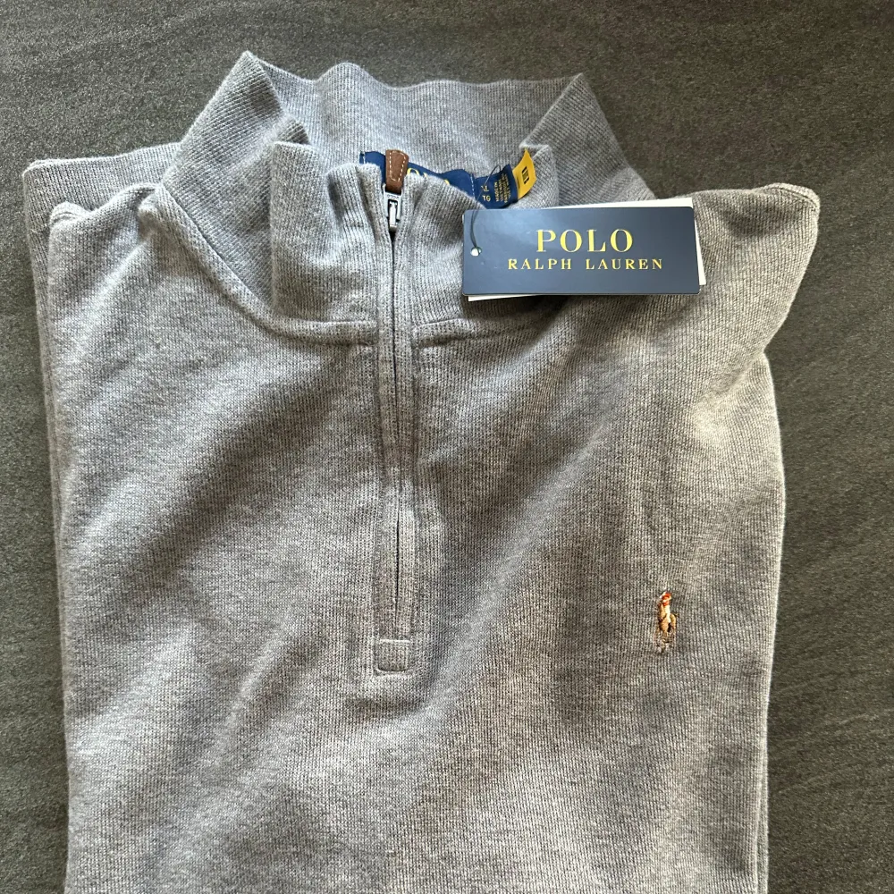 En snygg tröja från Polo Ralph Lauren i grå färg. Nyskick. Oanvänd. Storlek XL. 100% bomull. Säljer på grund av att jag köpte fel storlek och hann inte med retur. Sista bilden är liknande produkt i ljusare färg.. Tröjor & Koftor.