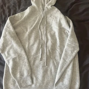 Merino ull hoodie - säljer nu min merino ull hoodie (100% merino) säljer denna hoodie dà gillade inte färgen särskilt mycket och ligger bara i min garderob, 10/10 skick da jag har använt 1 gang och aldrig torktumlat den. köpte den för 1400kr lägger upp den för 1000
