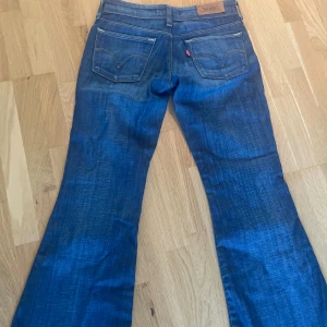 Vintage Levis jeans💙  - Säljer dessa jättefina jeansen, köpte dom på Plick för 600kr men tyvär så passade de inte på mig💕 midjemått: 34cm rakt över💕 innerben: 73cm💕 (pris kan diskuteras)