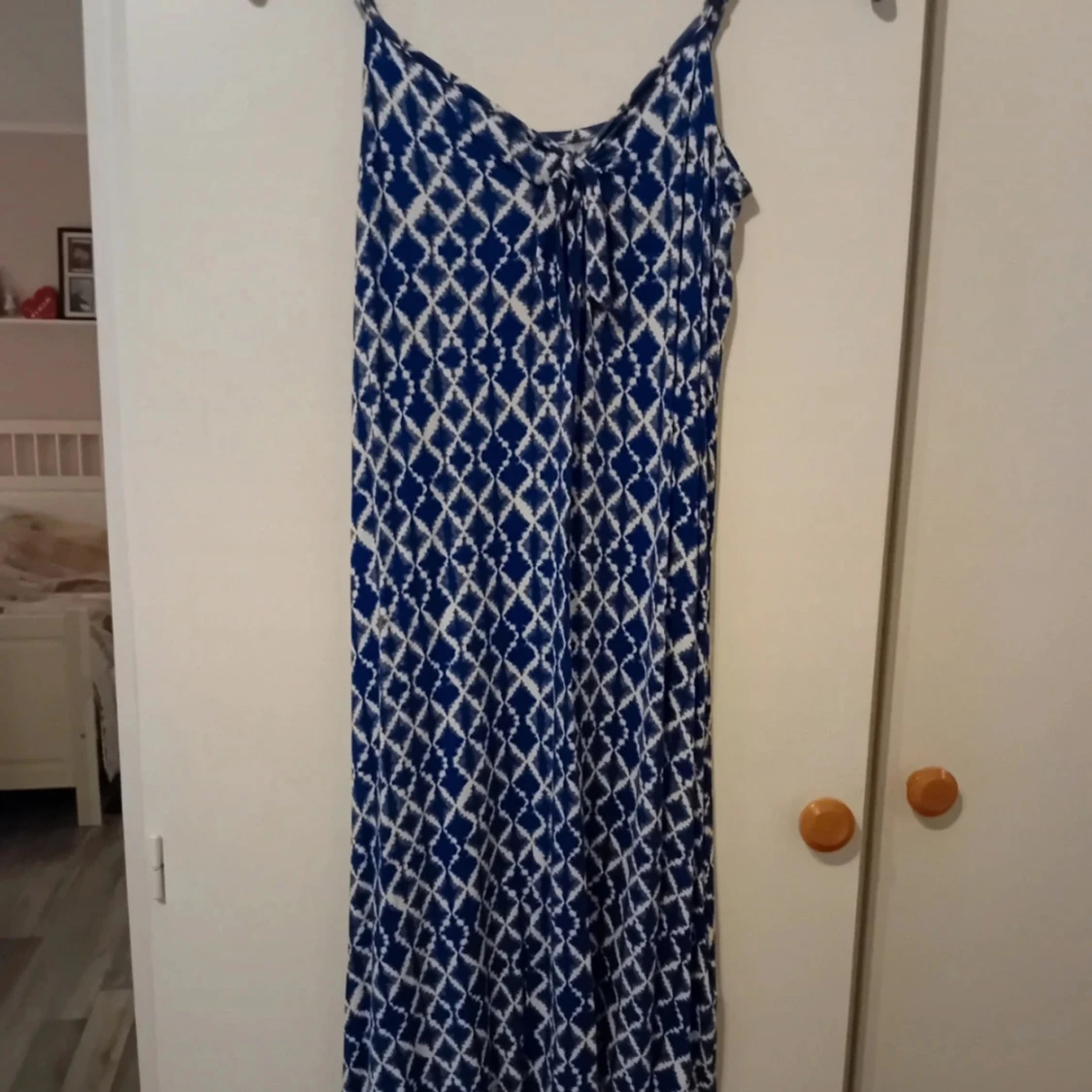 Blå och vit strandklänning