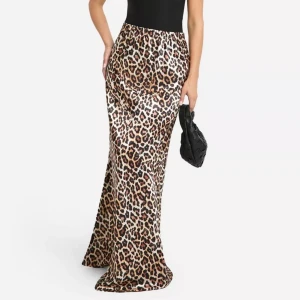 Leopard kjol  - Säljer min lepard kjol pugrund av för stor storlek. Den är i veldigt bra skick och sparsamt använd . Skriv för fler bilder💗