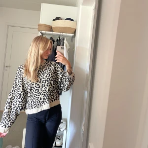 Leopardprintad tröja - Stickad tröja i trendigt leopardprint från Ginatricot. 