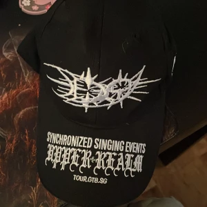Drain gang D9 tour cap/ keps - Kan tänka byta mot framförallt eversince polo/ hoodie, 333 hoodie eller gant x drain gang blå tröja ‼️Men kanske annan gtbsg merch också🤍 Köpt på deras tour 2022. Använd en gång, inga fel på den. KLICKA EJ KÖP NU🙏!!  