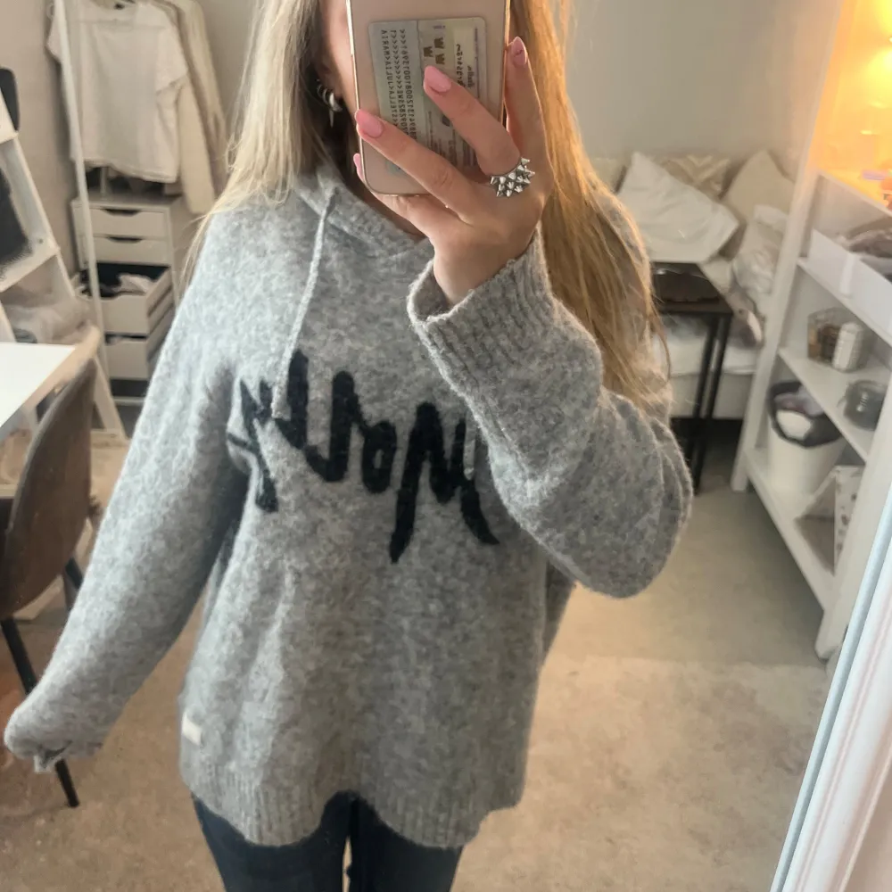 En finstickad hoodie från odd Molly. Inga defekter kanske en aning nopprig. Okänd storlek men jag som har på mig den har storlek XS/S i vanliga fall.💞🤗. Hoodies.