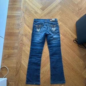Lågmidjade Miss Vicky jeans - Säljer dessa lågmidjade jeans från miss vicky med supercoola fickor! Säljes då de tyvärr är lite för små för mig☺️❤️