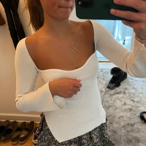 Vit topp - Så snygg topp/ tröja. Sitter så bra och så gott som ny.  (Vid snabb affär kan jag tänka mig att gå ner i pris)