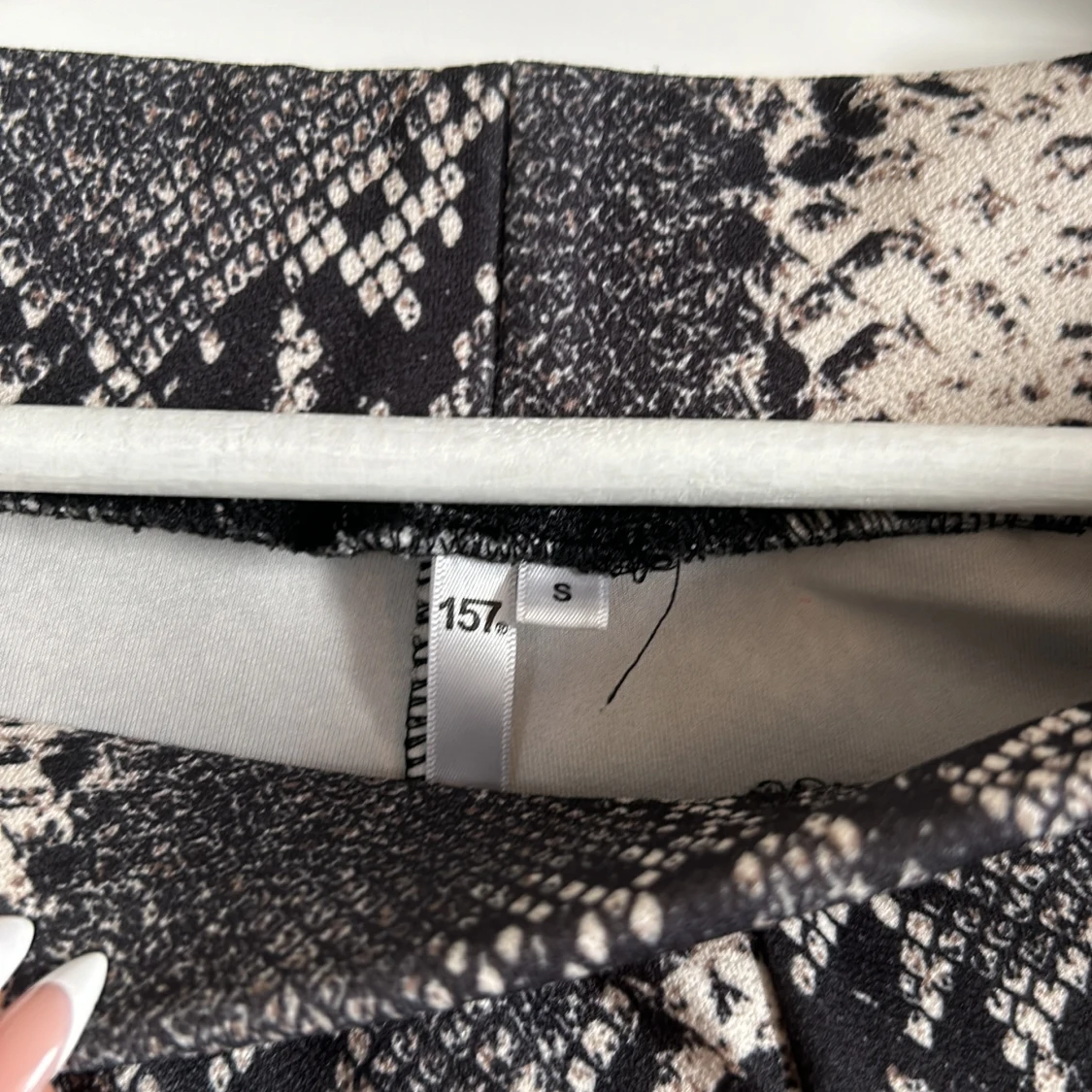Ormmönstrade byxor i svart och beige - 90
