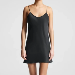 Svart siden slip dress - Svart siden (100 %) slip dress från Lady Avenue. Superfin men kommer inte till användning. Strl S. Bilden är lånad.