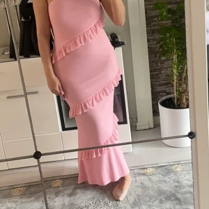 Rosa mesh klänning - Använd en gång, i gott skick. 95% polyamid 5% elastan