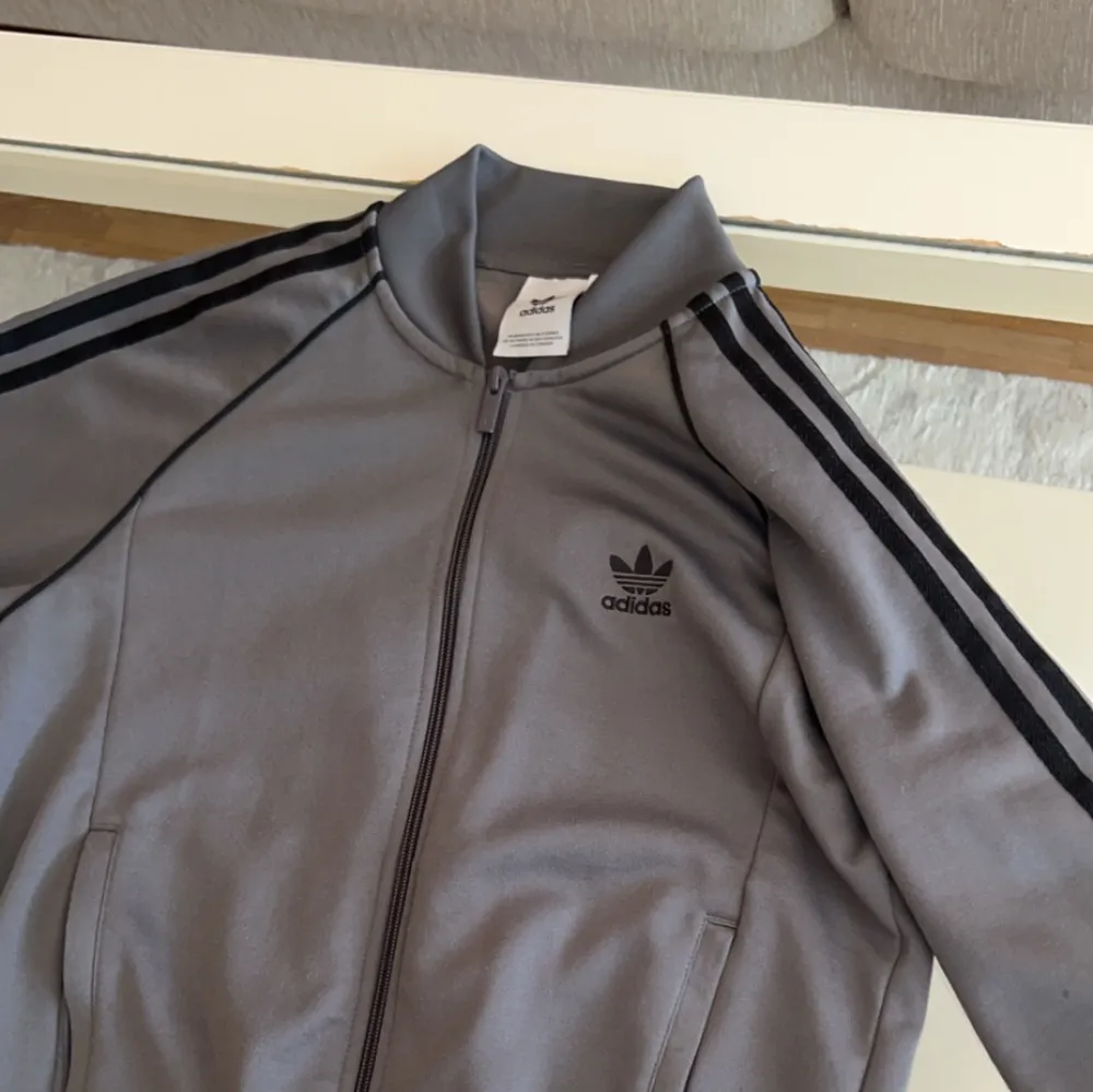 En väldigt fin adidas track top! Passar både bra till träningen och allmänt användning. Köp för 750kr. Tröjor & Koftor.