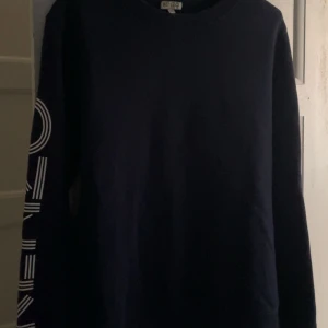 Kenzo Tröja - Säljer en Kenzo tröja i storlek 14y som motsvarar XS köpt från Boozt.com  Har haft den många år i min garderob men endast använd någon månad i min ägo. Nypris 959:-  Dma vid intresse📩