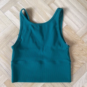 Grön Lululemon topp - aldrig använd  - Grön Lululemon topp