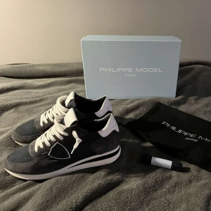 Philippe model trainers - Ett par schyssta Philippe Model skor, använda en gång, färgen är marinblå och storleken är 41. Hör av dig vid frågor och funderingar!