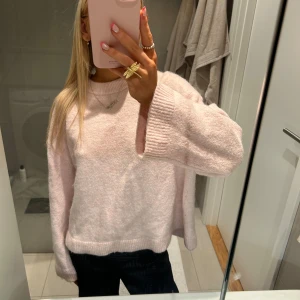 Rosa stickad tröja - Rosa stickad tröja ifrån Gina, endast använd fåtal gånger🩷