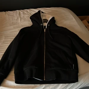 Moose Knuckles Bunny (L) - Säljer min moose knuckles hoodie, säljes pga att den helt enkelt inte passar längre. Den är i nyskick, endast använd ett par gånger. Inköpt i december på Johnells och kvitto finns