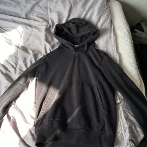 Svart/grå Stone island hoodie som är i bra skick. Patchen följer med självklart. Storleken passar både s och m.