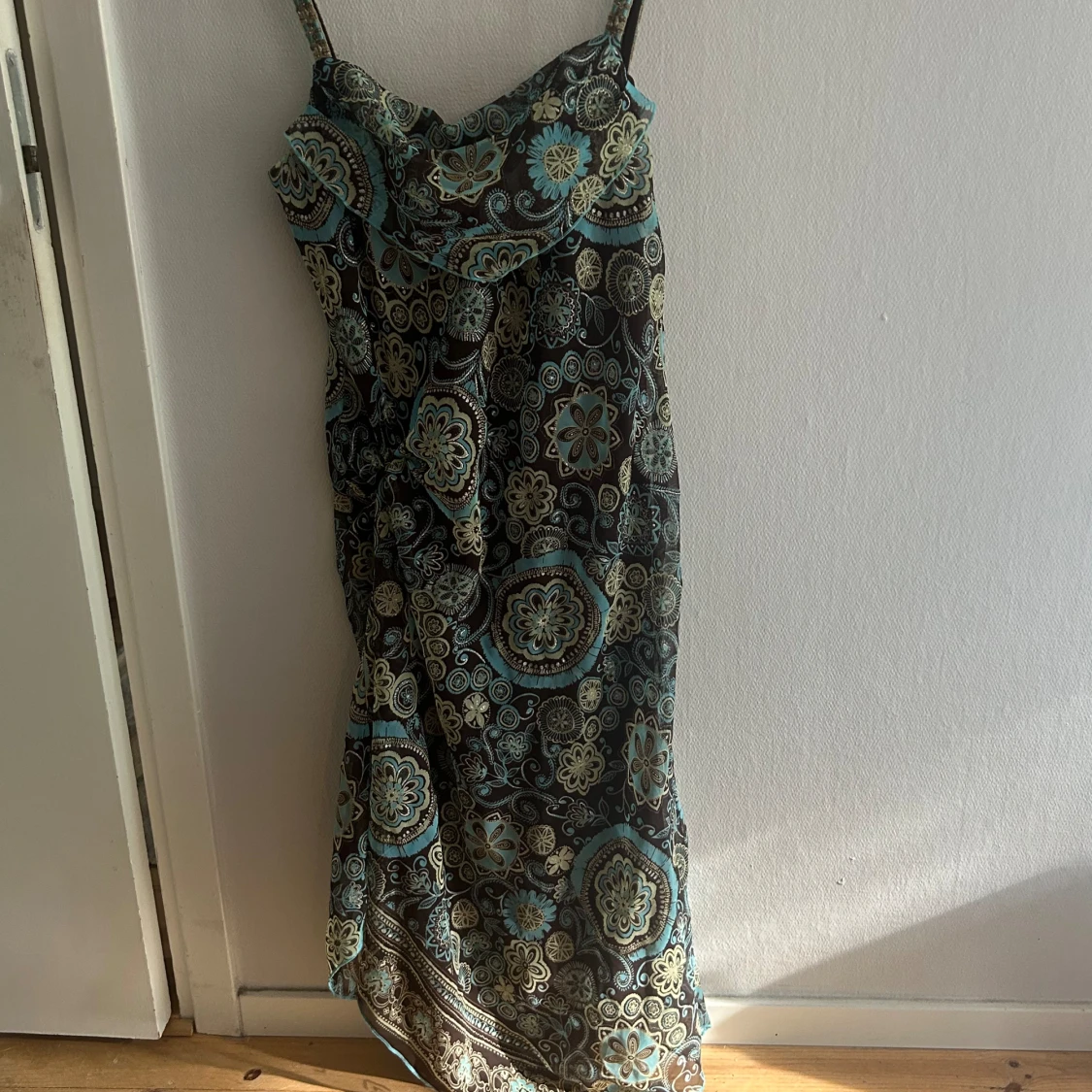 Mönstrad långklänning med smala axelband