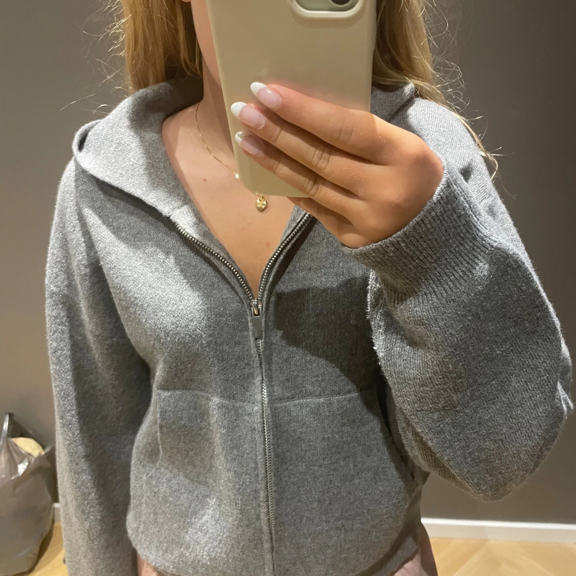 Grå stickad hoodie
