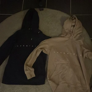 Jack & Jones hoodies - Säljer nu 2 par jack & Jones hoddies till ett bra pris, om det några frågor är det bara att höra av sig! 
