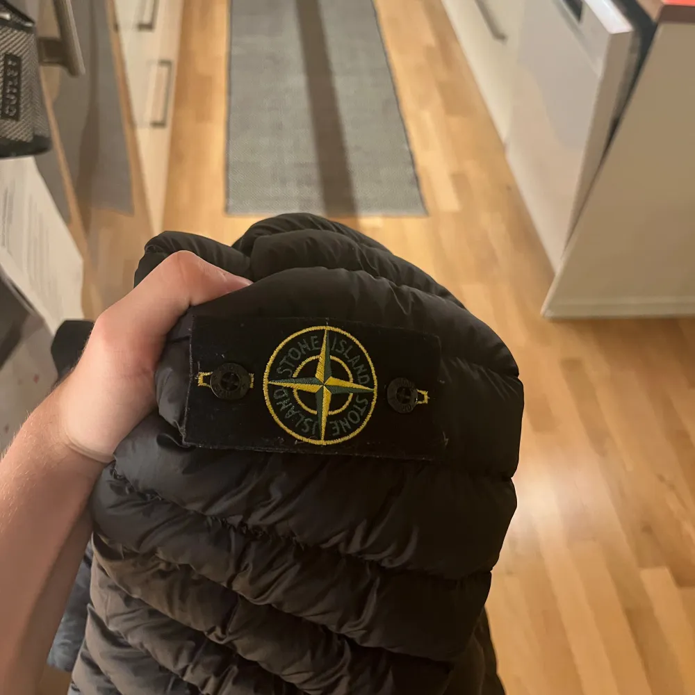 En riktigt skön Stone Island jacka i perfekt kvalite. Använd då och då förra vinter. Skriv om du har några frågor, pris kan diskuteras.. Jackor.