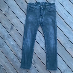 Jacob cohen - Fett snygga Jacob cohen jeans i bra skick! Dem är i storlek 31 men sitter som 29. Säljer dem pga att dem är för små. Riktigt sköna!